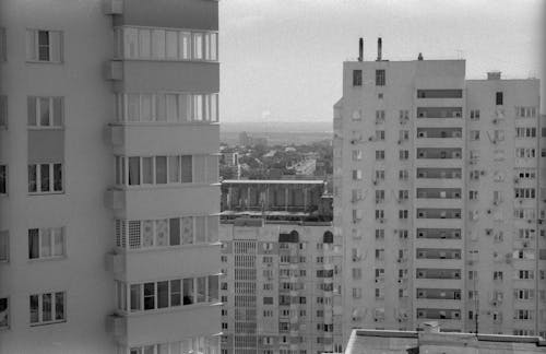 Darmowe zdjęcie z galerii z budynki betonowe, czarny i biały, miasto