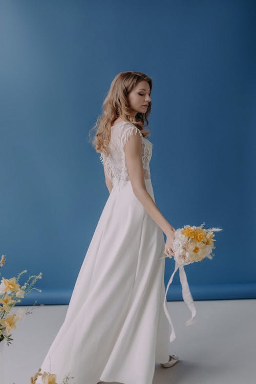 Immagine gratuita di abito bianco, bellissimo, bouquet da sposa