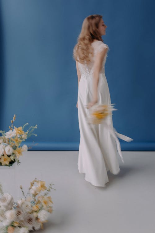 arkadan görünüm, Beyaz elbise, Çiçekler içeren Ücretsiz stok fotoğraf