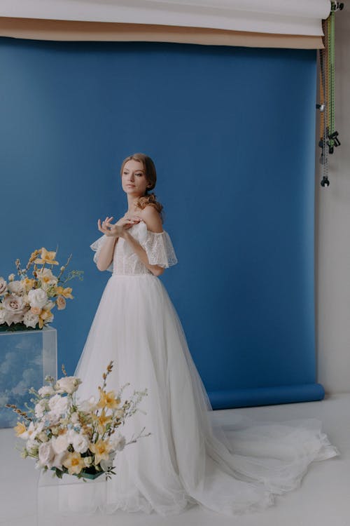 垂直拍攝, 婚紗, 婚紗禮服 的 免費圖庫相片