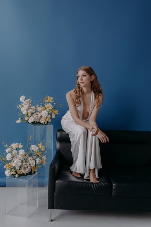 Безкоштовне стокове фото на тему «біла сукня, блакитний фон, вертикальні постріл»