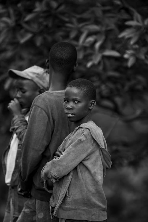 Darmowe zdjęcie z galerii z afrykański chłopak, chłopak, czarno-biały