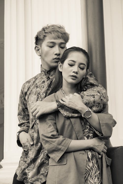 Безкоштовне стокове фото на тему «азіатська пара, близько один до одного, відтінки сірого»