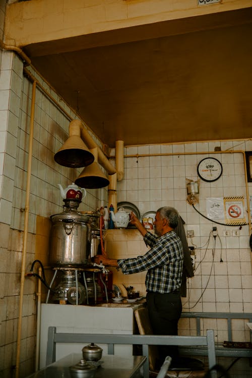 adam, bağbozumu, damıtım evi içeren Ücretsiz stok fotoğraf