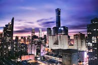 在这张令人惊叹的航拍照片中，暮色描绘地平线之际，北京充满活力的天际线尽显无遗