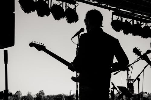 Zdjęcie Sylwetka Człowieka Trzymającego Gitarę