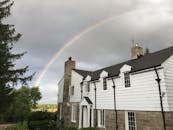 雨后，加拿大米尔顿郊区的房屋在令人惊叹的彩虹下显得格外美丽