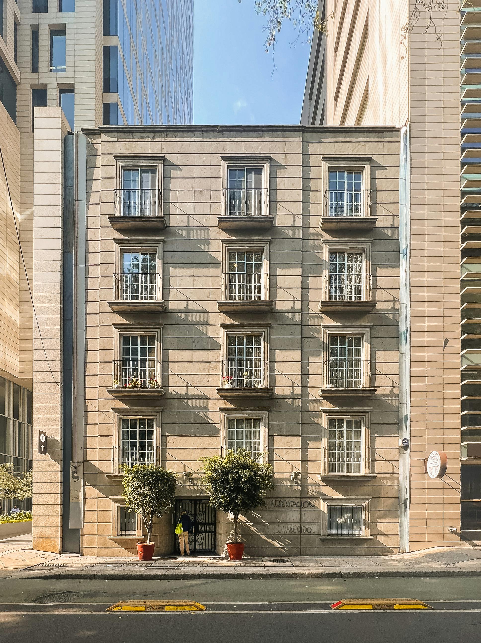 Concrete Building in the City · Free Stock Photo