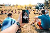 在立陶宛维尔纽斯的一场友好户外聚会上，出现了一款带有鼓舞人心信息的智能手机