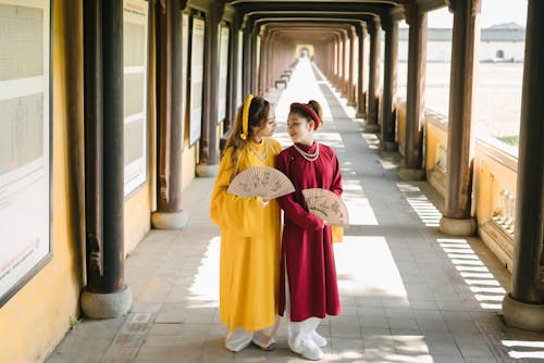 Kostenloses Stock Foto zu asiatische frauen, fashion, festhalten