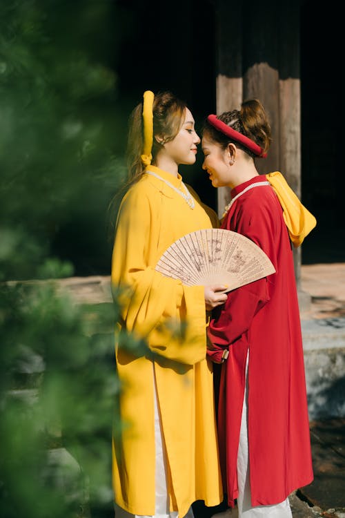 Kostenloses Stock Foto zu asiatische frauen, kleider, lächeln