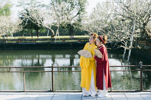 Kostenloses Stock Foto zu ao dai, asiatische frauen, entlaubten bäumen