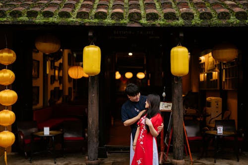 Darmowe zdjęcie z galerii z azjatycka para, czerwona sukienka, daktyl