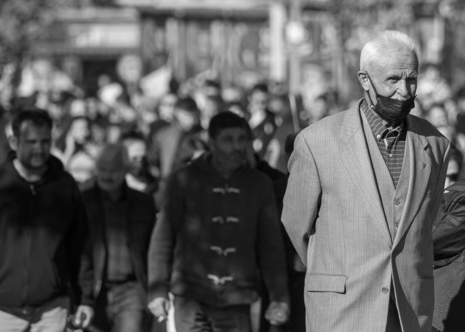 Un gran grupo de personas participa en una protesta en blanco y negro en Ankara, Turquía.