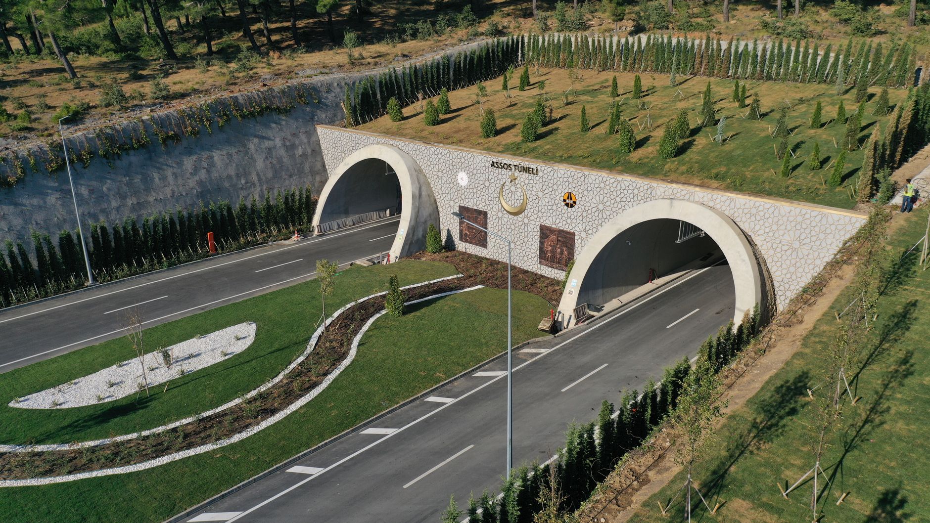 FOTO | Zeci de echipe de muncitori sapă galeriile tunelurilor de pe autostradă