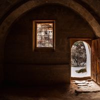 Warm stone interior — photo by Buğra on Pexels