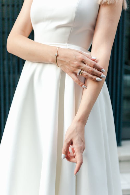 Бесплатное стоковое фото с белое платье, вертикальный выстрел, кольца
