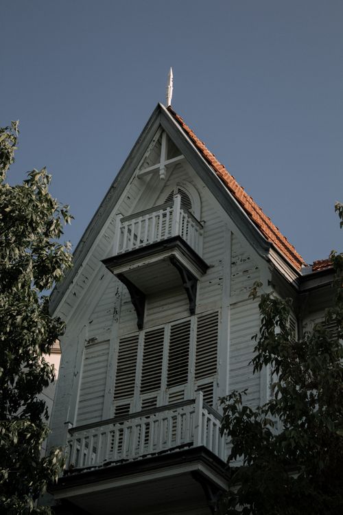 Free A beautiful Ottoman-style wooden house in Heybeliada, Istanbul, showcasing intricate balconies and classic design. Stock Photo