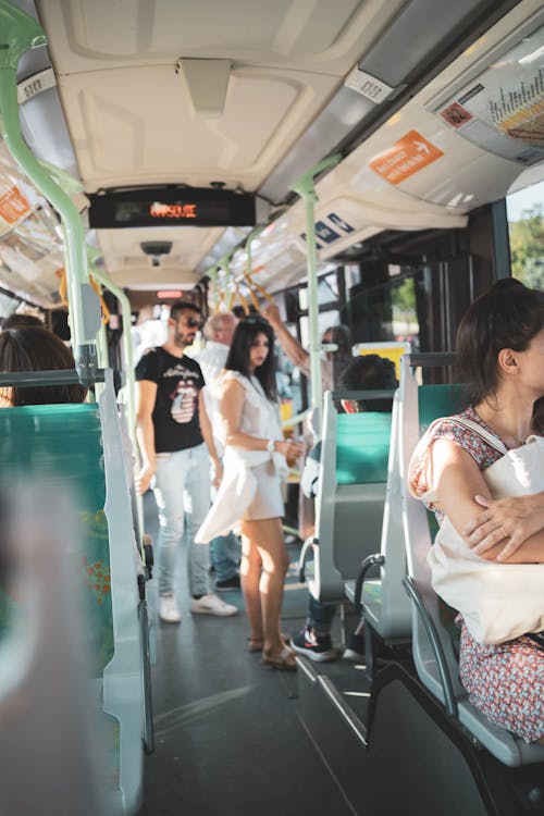 Gratis lagerfoto af almindelige mennesker, bus, daglig