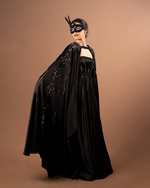 가운, 가장 무도회 마스크, 검정 드레스의 무료 스톡 사진