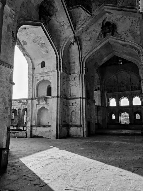 A stunning black and white photo showcasing the grandeur of arches in the historic ruins of Orchha, India.