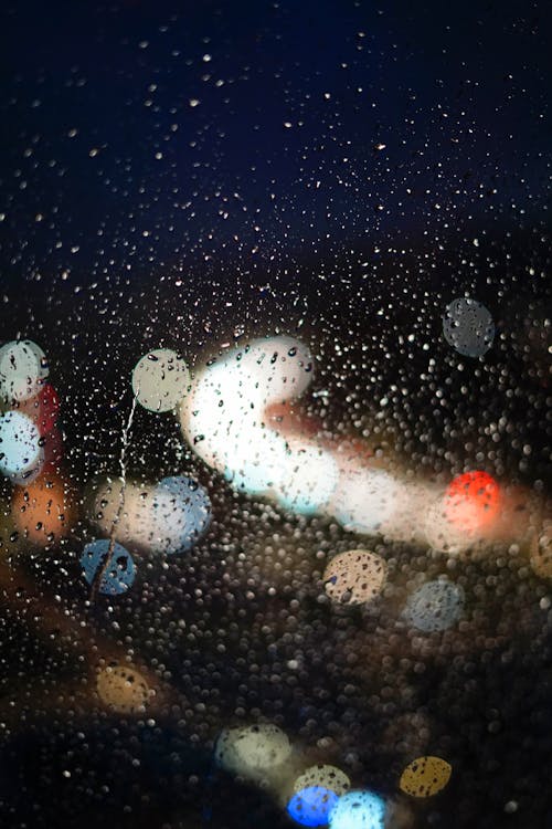 bezplatná Základová fotografie zdarma na téma bokeh, deštivá noc, kapky vody Základová fotografie