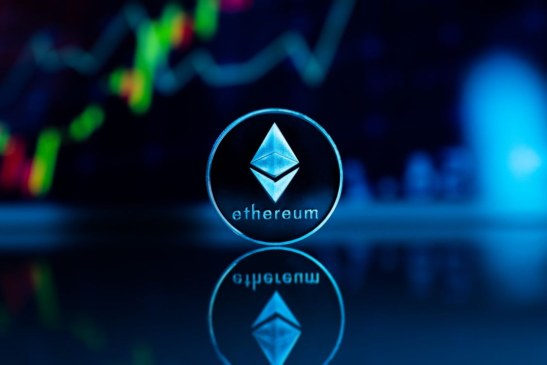 Koin Ethereum dengan latar grafik yang menggambarkan tren harga ETH