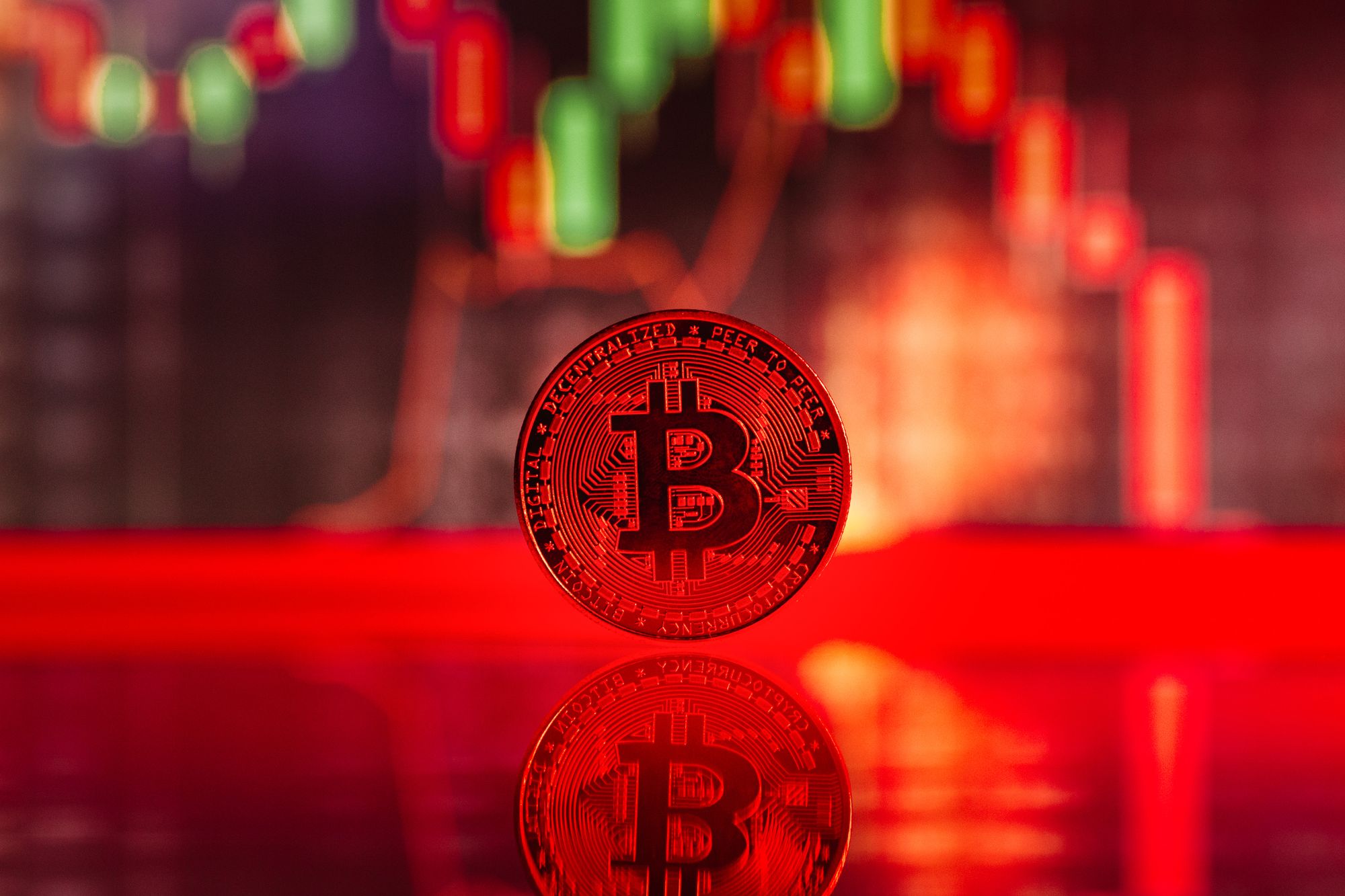 Gráfica descendente de un mercado de criptomonedas en tonos rojos sobre una pantalla