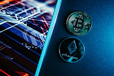Crypto Bill Impasse: Banks Block Stablecoin Yields, Trump Weighs In
