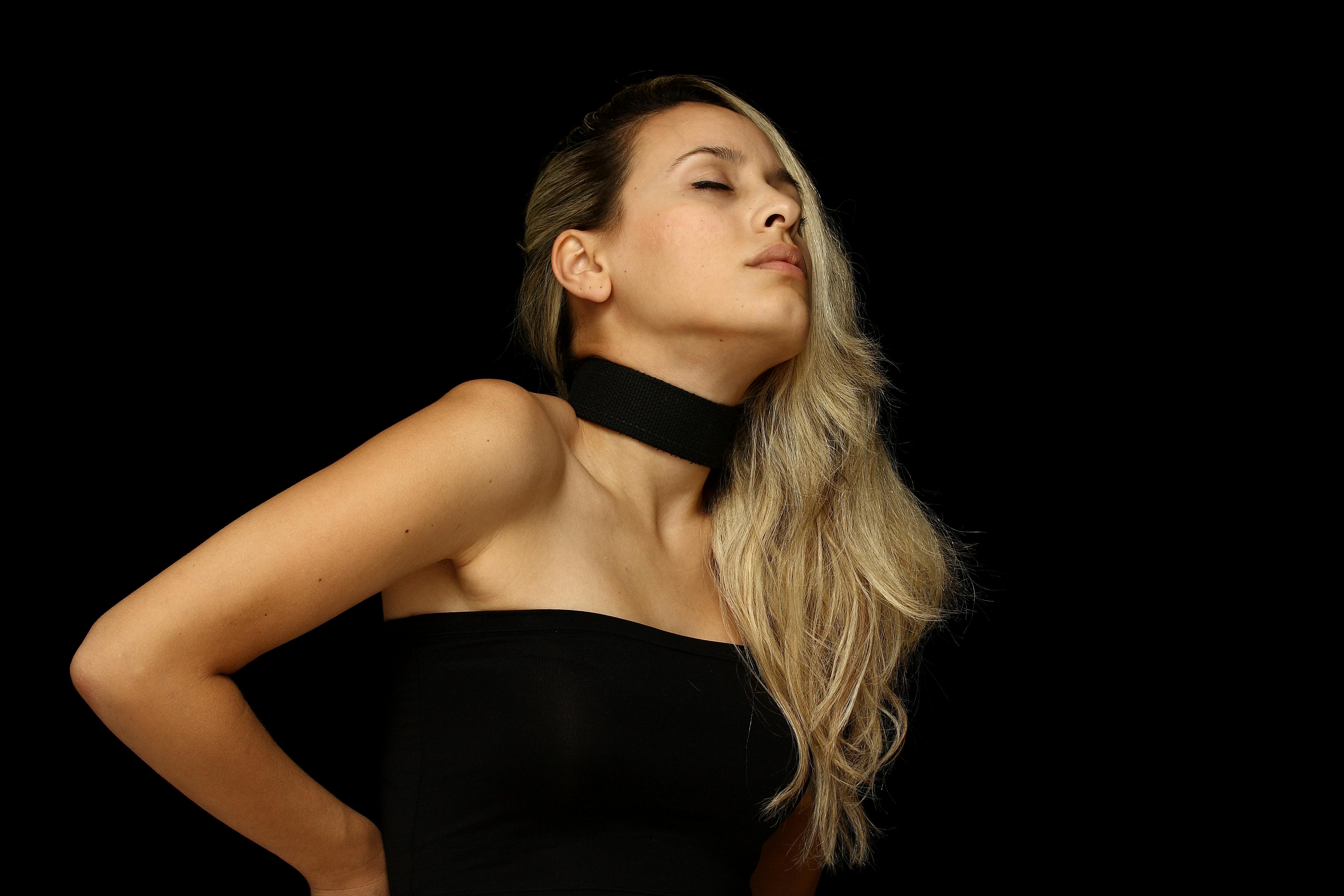 Gratis Foto Wanita Menempatkan Tangan Di Punggungnya Foto Stok