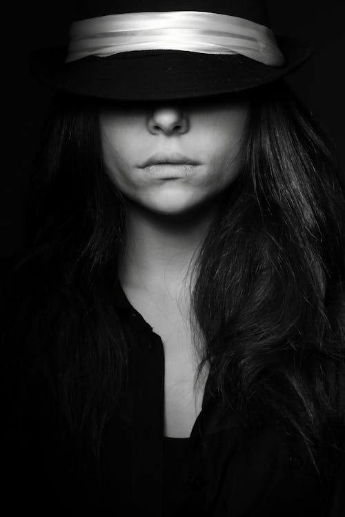 Фотография женщины в шляпе в оттенках серого