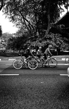 一张黑白照片记录了一群人在城市街道上骑自行车