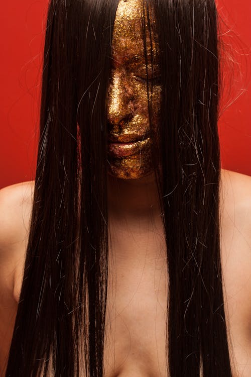Mulher Com Pintura Facial Dourada