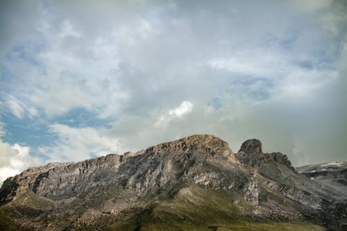 Kostenlos Grauer Berg Unter Bewölktem Himmel Stock-Foto