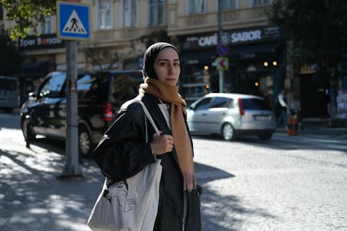 圍巾, 城市, 女人 的 免費圖庫相片