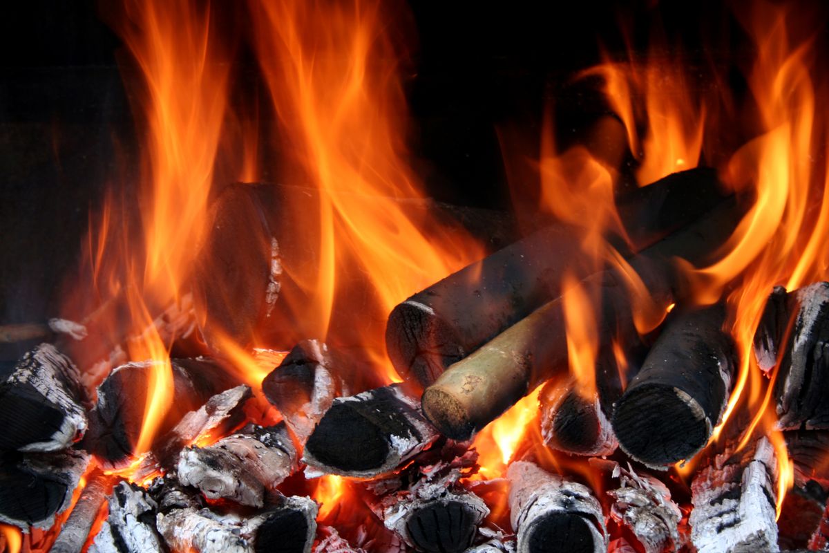 Brasa incandescente cubierta de ceniza gris, punto ideal