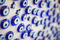 充满活力的蓝色玻璃邪恶之眼作为保护符号和装饰品展出