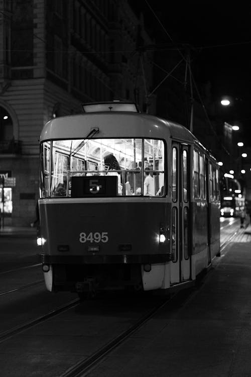 Бесплатное стоковое фото с вертикальный выстрел, трамвай, фотографии в оттенках серого