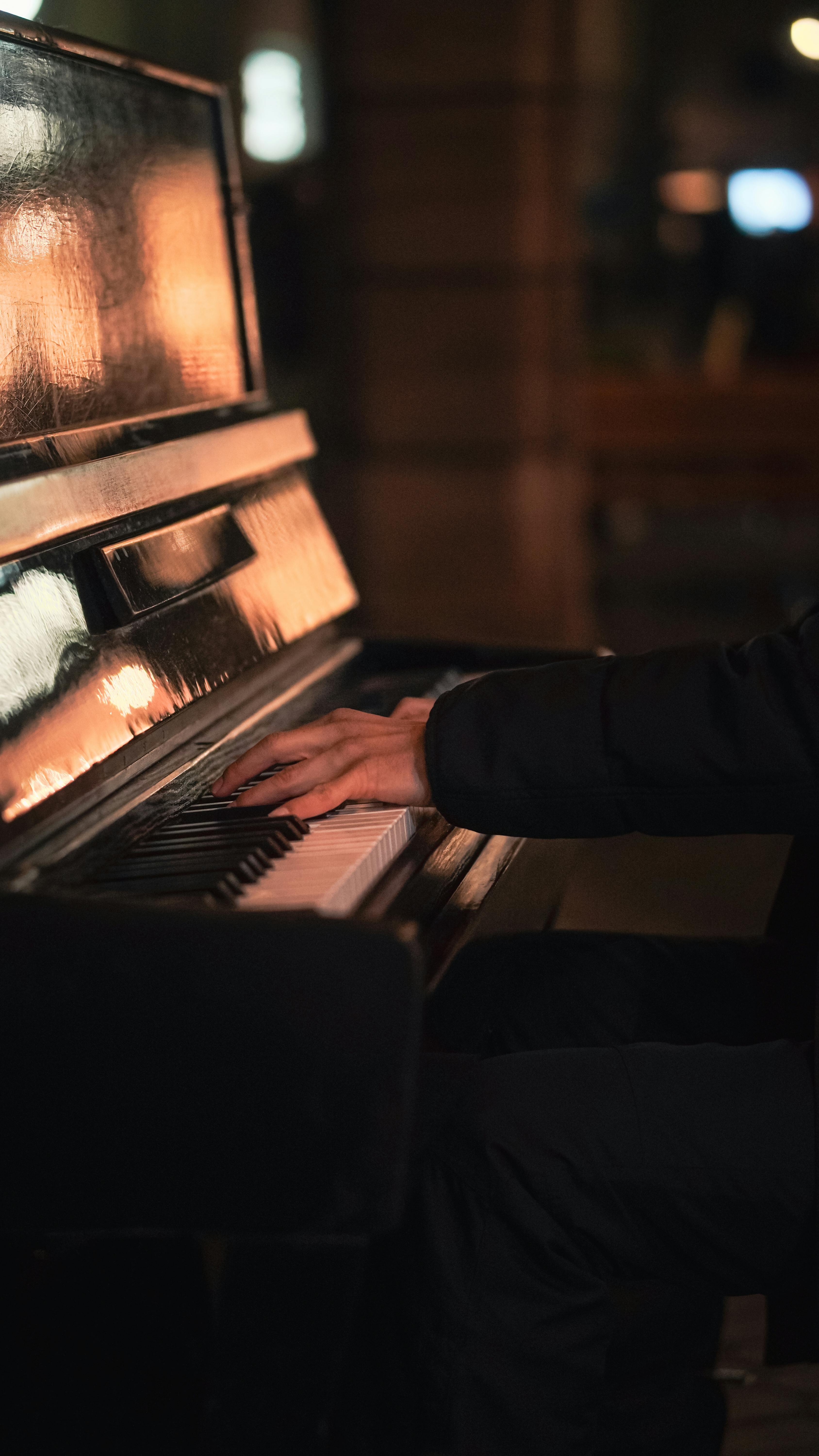 Gutt sitter på en stol og spiller pianoGutt sitter på en stol og spiller piano  