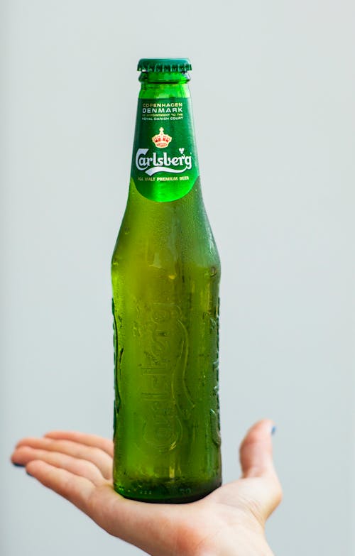 бесплатная Зеленая стеклянная бутылка для ликера Стоковое фото