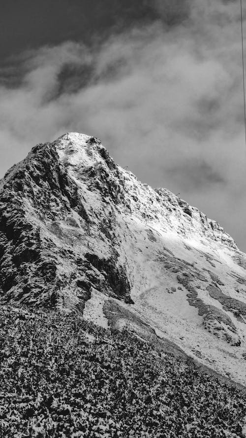 Безкоштовне стокове фото на тему «вертикальні постріл, вершина гори, відтінки сірого»
