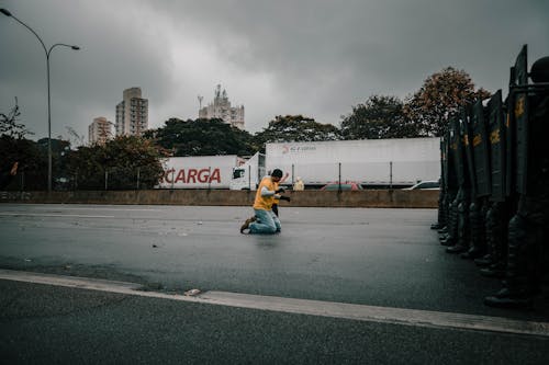 Foto profissional grátis de ajoelhado, de pé, escudos