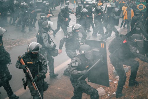 Foto profissional grátis de armas, Brasil, capacetes