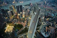 俯瞰上海灯火通明的天际线，令人惊叹，其中现代摩天大楼林立，展现出夜间充满活力的城市景观