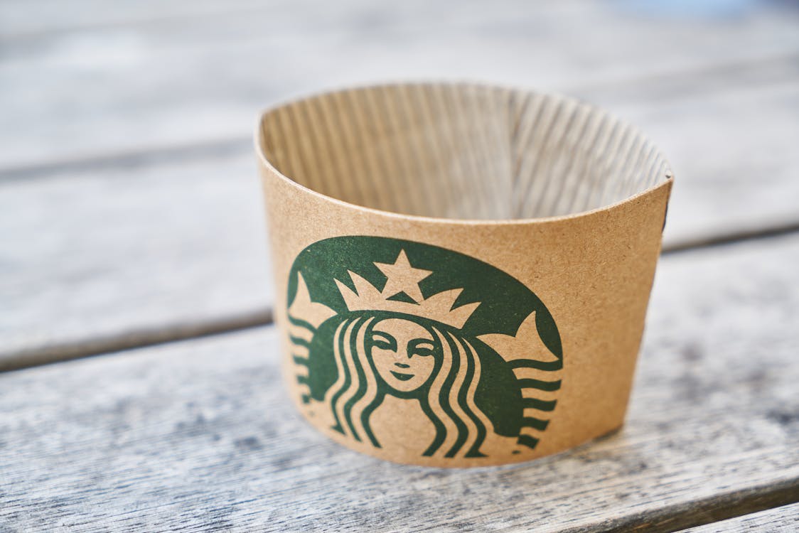 Papel Starbucks Marrón Sobre Superficie De Madera Gris