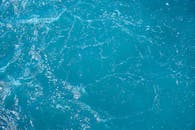 碧绿海水的详细而充满活力，带有光线反射