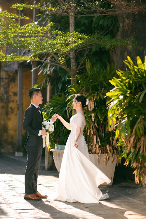 Immagine gratuita di coppia, matrimonio, mazzo di fiori