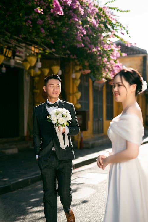 Immagine gratuita di coppia, matrimonio, mazzo di fiori