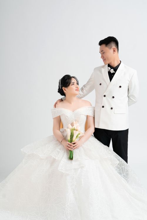 Free Stylish wedding photography featuring a bride and groom in elegant attire. Stock Photo