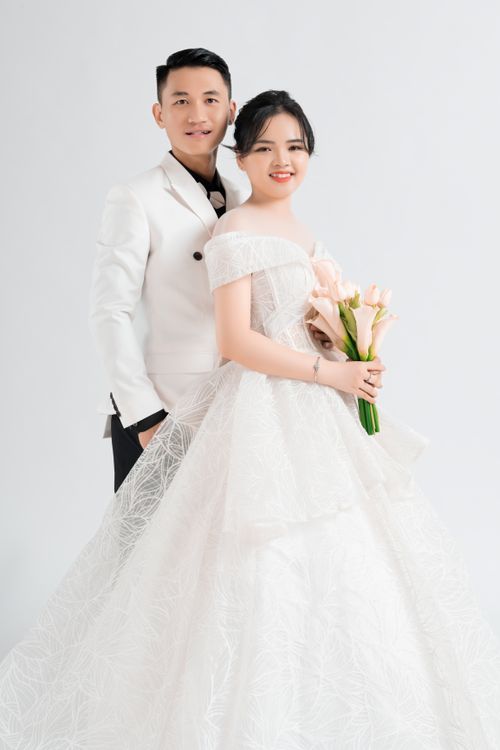 Free Stunning wedding portrait of a happy Asian couple holding a bouquet. Stock Photo